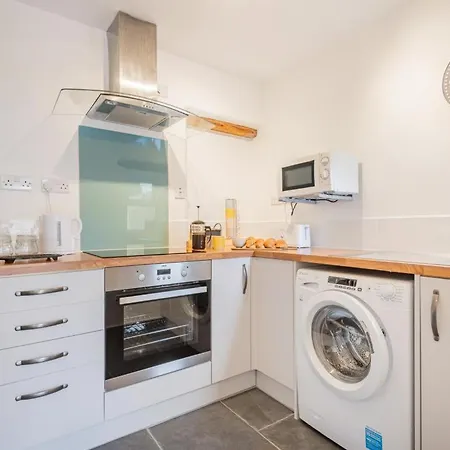 2 Bed In District Sz393